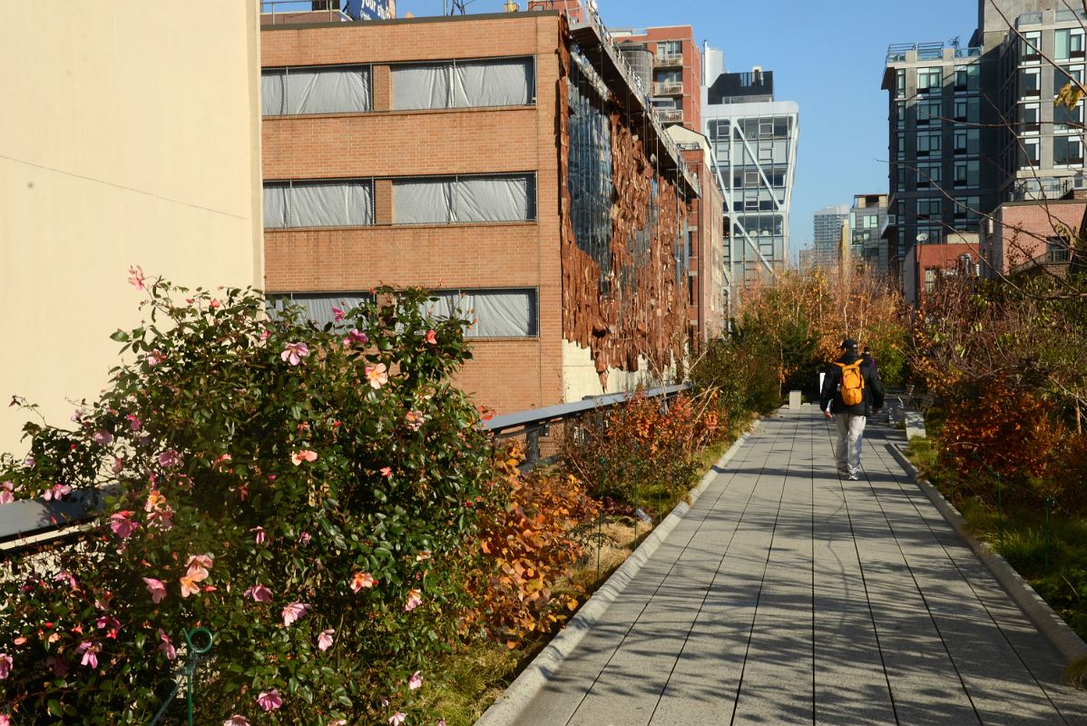 27-1 Broken Bridge II By El Anatsui On The New York High Line Between W 21 St And W 22 St